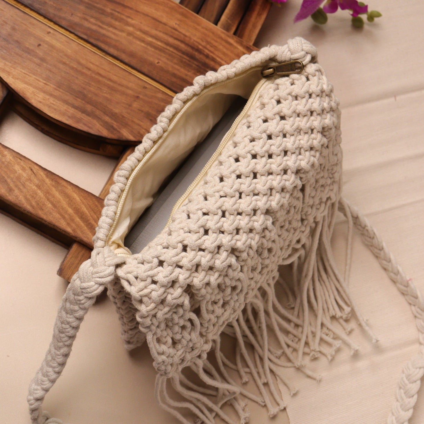 Aashika Jhalar Sling